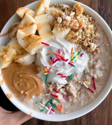 Birthday Cake Overnight Oatmeal (gluten free, vegan)