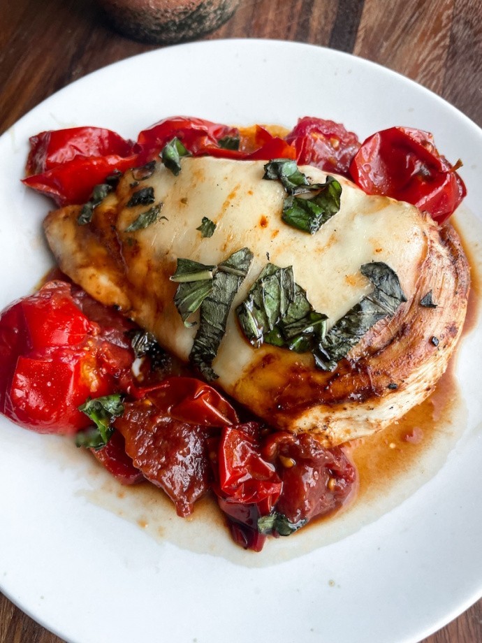 20 Minute Chicken Caprese Skille