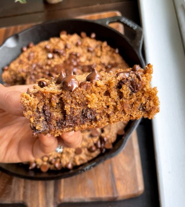 Peanut Butter Chocolate Chip Cookie Skillet (gluten free, dessert)